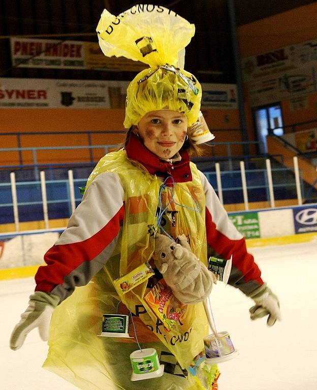 Maškarní na ledě na Zimním stadionu v Jablonci s DDM Vikýř a HC Vlci.