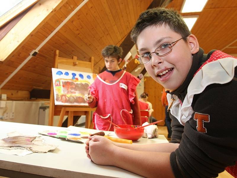 V těchto dnech využívají nově otevřený atelier ve výtvarném centru Sněženka slovenské děti. Na snímku Jakub Dobrocký a Janko Krnáč.