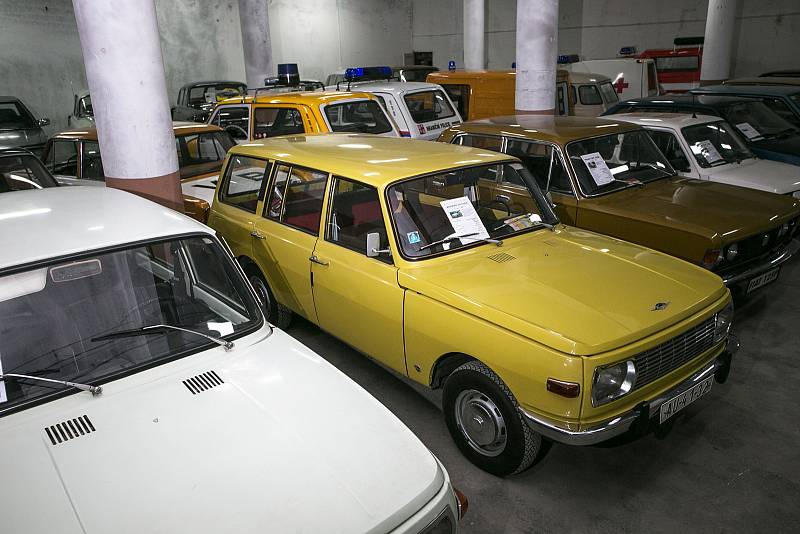 Muzeum socialistických vozů se přestěhovalo z Velkých Hamrů do Železného Brodu.
