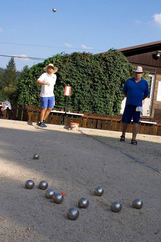 V sobotu 31.8. se konal v Železném Brodě v areálu tenisových kurtů třetí ročník turnaje pétanque v trojicích.