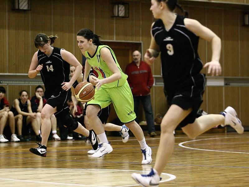 Basketbalistky Bižuterie (v černém) doma prohrály se Strakonicemi. V neděli porazily Klatovy o jeden bod.