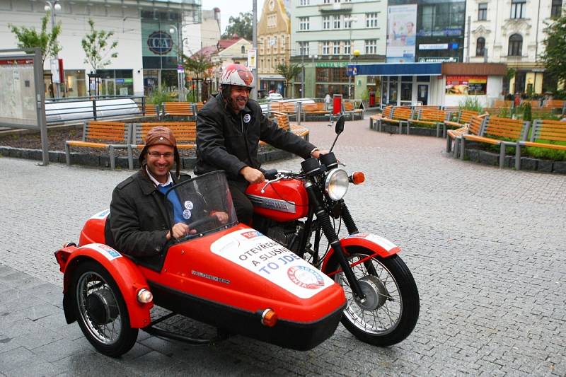 Karel Schwarzenberg a Miloslav Kalousek přijeli tramvají z Jablonce nad Nisou do Liberce 23. září.