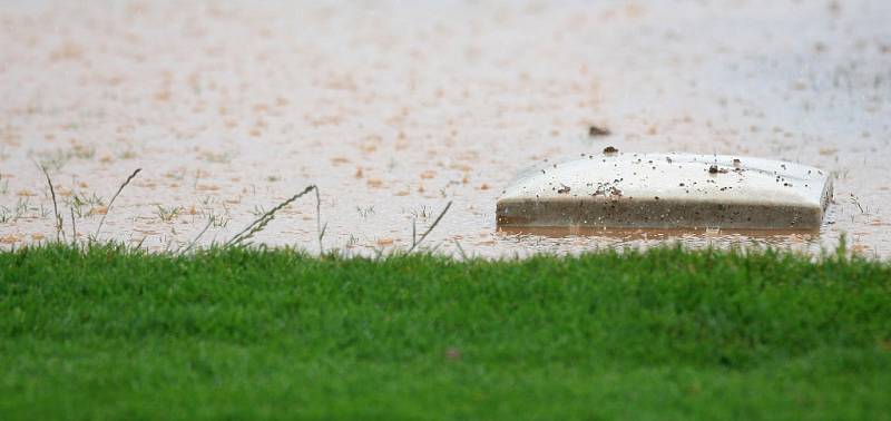 Mistrovství Evropy v baseballu 2012 odstartovalo. První den přirpavila starosti pořadatelům voda z prudkých dešťů.