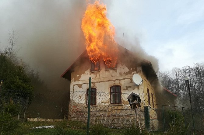 V Držkově hořel ve středu dopoledne rodinný dům.