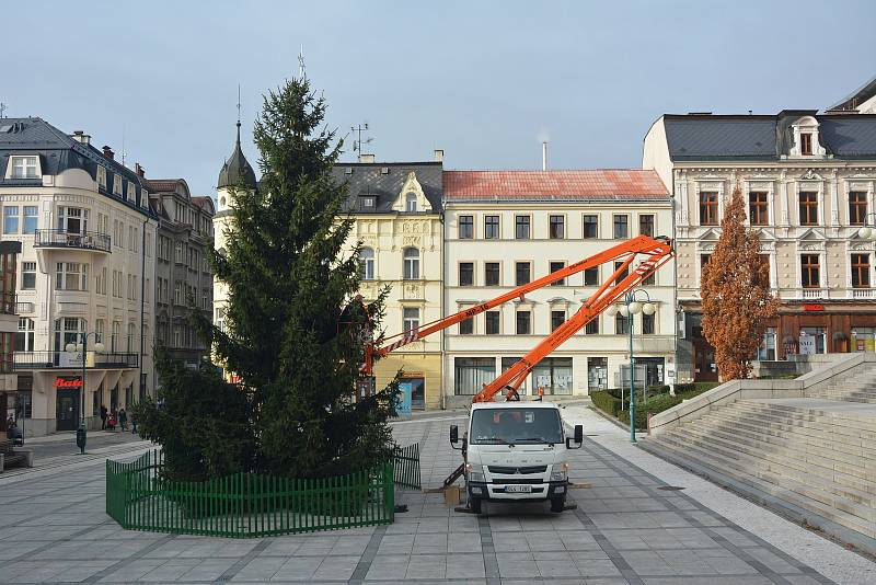 Jablonecký vánoční strom je ozdoben, rozsvítí se ale bez programu a veřejnost.