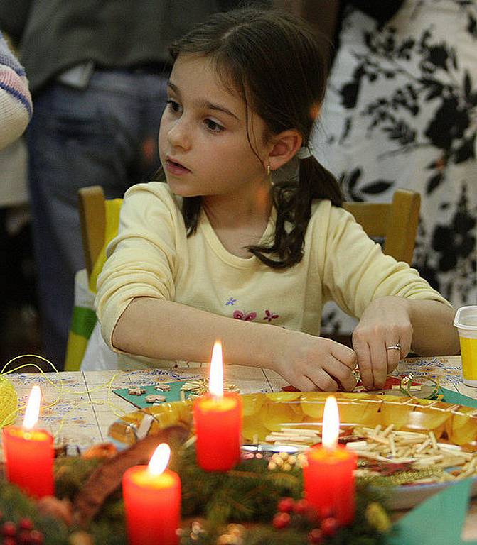V Základní škole Mozartova v jabloneckém Mšeně se rozhodli využít prostor jídelny k vánoční dílně pro děti i rodiče. Na příchozí čekal pedagogický sbor i s občerstvením hned u vchodu.