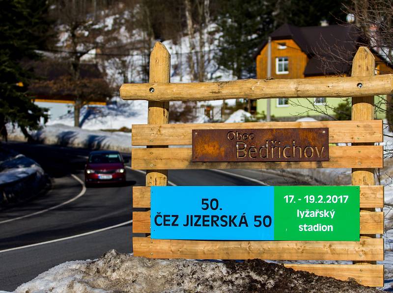 Letošní již 50. ročník vytrvalostního závodu běžkařů Jizerská 50 koliduje s jarními prázdninami. Pro účastníky tak bylo skoro nemožné sehnat ubytování přímo v Bedřichově, kde závod o víkendu startuje. Přednost dostali rekreanti, kteří si objednali týdenní