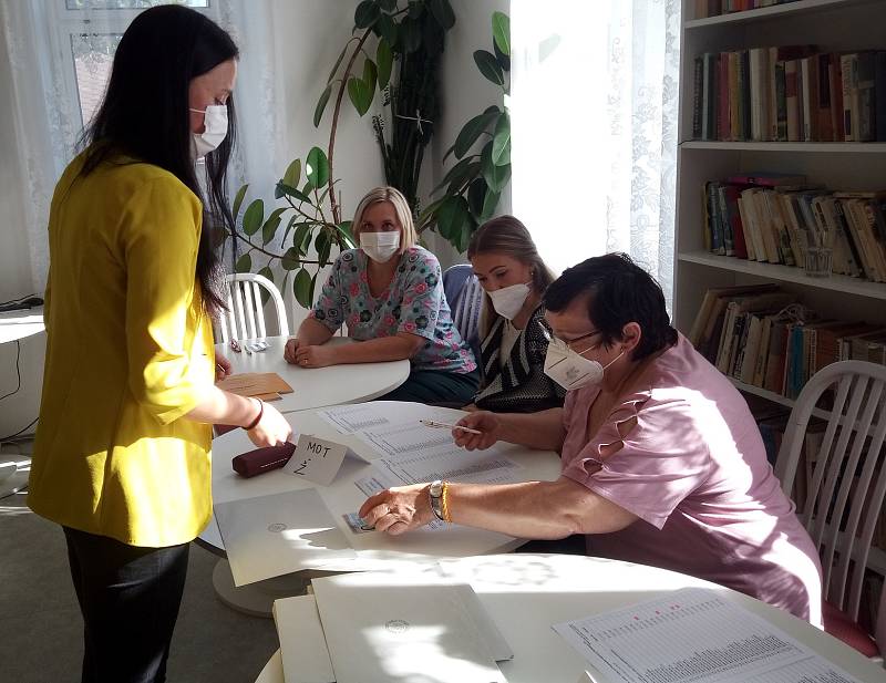 Na Jablonecku začaly volby do Poslanecké sněmovny 2021.