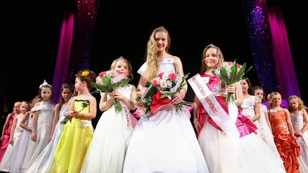 V novoborském divadle se v sobotu v podvečer odehrálo finále soutěže Sluníčko deníku. Z obou krajů vyslal každý okres dvě dívenky, soutěžilo dvacet mladých slečen.