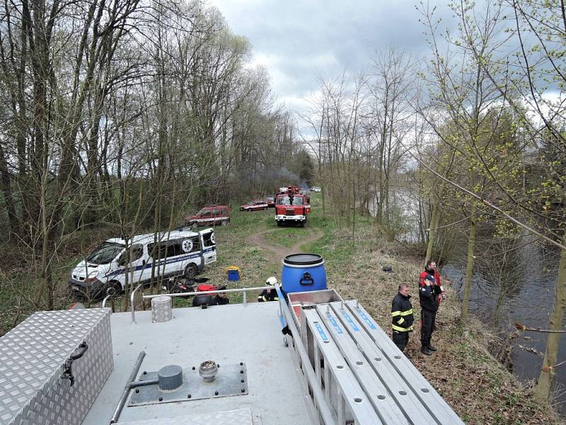 Hasiči tahali na břeh potopené auto v Jizeře u obce Přepeře nedaleko Turnova.