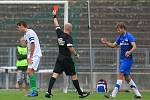 Derby juniorek vyhrál Jablonec (v bílém). Rozhodčí Pavel Vlasjuk ukazuje červenou kartu Jakubu Šidlovi z Jablonce (vlevo).