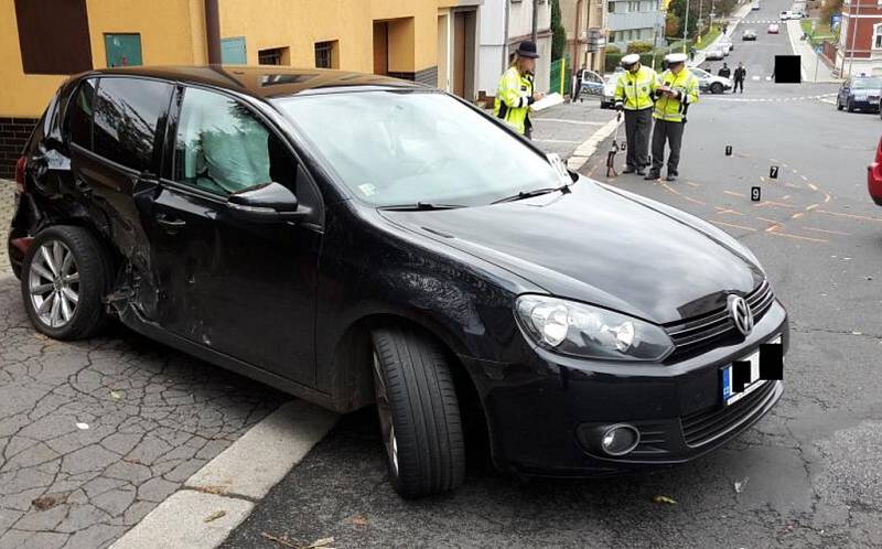 Vrtulník přistál přímo na křižovatce. Spolu se dvěma sanitkami, lékařským vozem, hasiči, policisty a strážníky zasahovali záchranáři při  nehodě v Mánesově ulici, kde došlo ke střetu dvou aut. Jednoho z řidičů na místě resuscitovali.