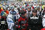 V sobotu 8. října se v Josefově Dole na Jablonecku konal už 16. ročník tradičního cyklistického závodu Nova Author Cup, který patří k závěrečným měřením sil v sezoně. Na start  závodu se v deštivém počasí postavilo více jak tři a půl  tisíce závodníků