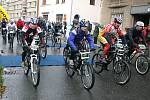 V sobotu 8. října se v Josefově Dole na Jablonecku konal už 16. ročník tradičního cyklistického závodu Nova Author Cup, který patří k závěrečným měřením sil v sezoně. Na start  závodu se v deštivém počasí postavilo více jak tři a půl  tisíce závodníků