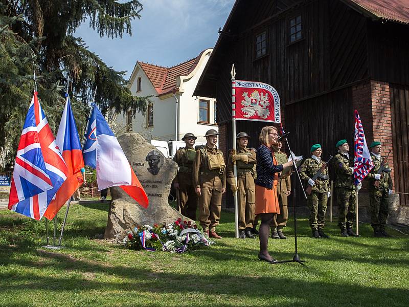 Odhalení pomníku Čestmíru Šikolovi v Malé Skále