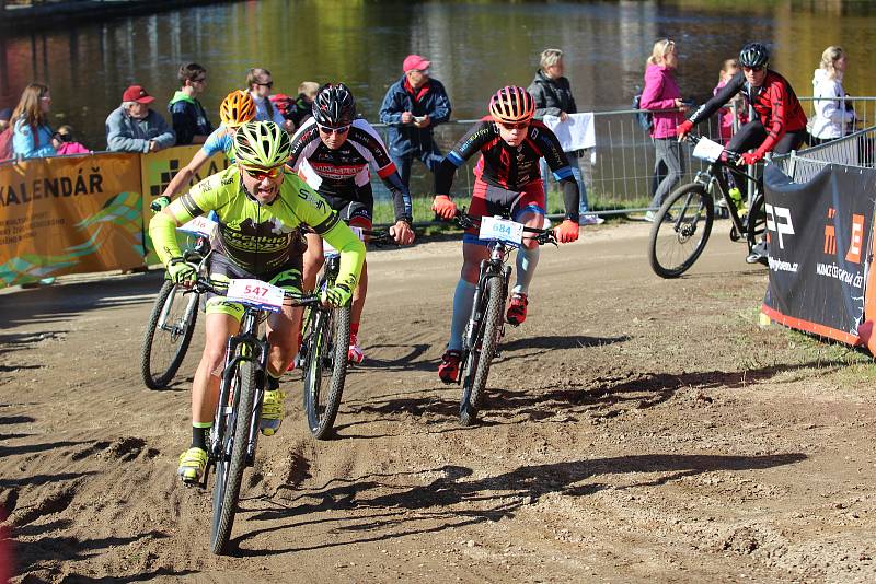 Bedřichov zaplavily stovky cyklistů, kteří se rozhodli zdolat skoro sedmdesát kilometrů napříč Jizerkami.  A v cíli si Author Cup všichni zase pochvalovali.