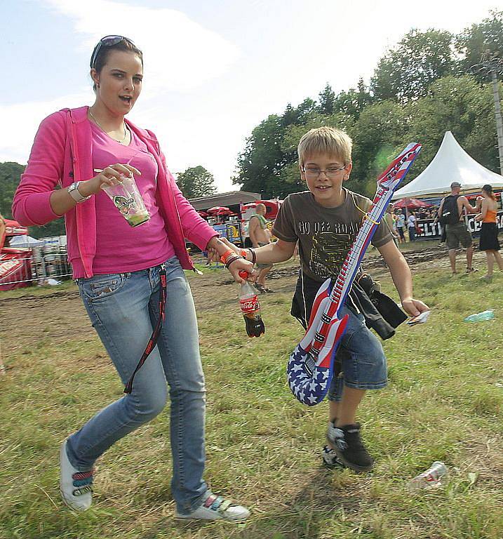 Největší hudební festival severních Čech odstartoval v pátek po poledni na Malé Skále.