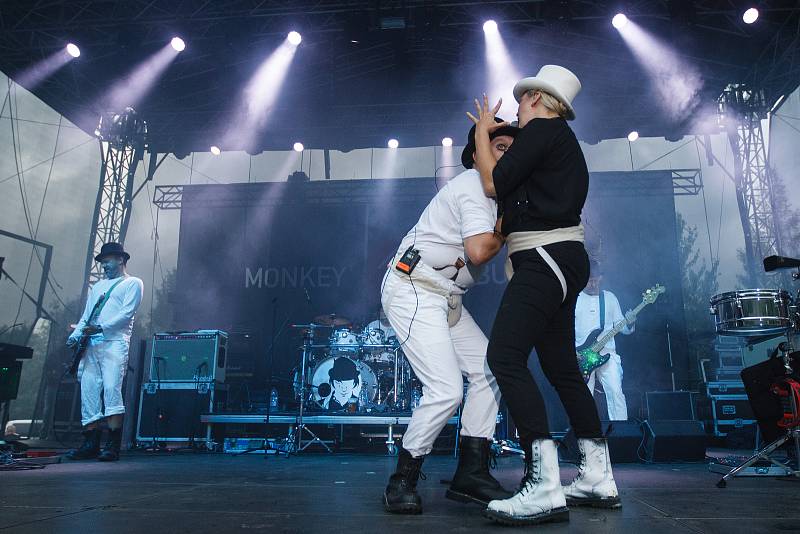 Festival Keltská Noc! 2019 pod skokanskými můstky v Harrachově. Koncert kapely Monkey Business. Na snímku Matěj Ruppert a Tereza Černochová