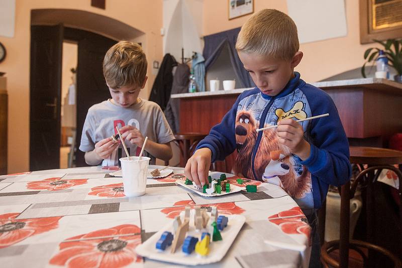 Do 21. října pokračuje v městském muzeu v Lomnici nad Popelkou výstava hraček "110 let tradiční české hračky aneb Pojďme si hrát“. Na snímku z 2. října jsou děti na workshopu s dřevěnými hračkami.