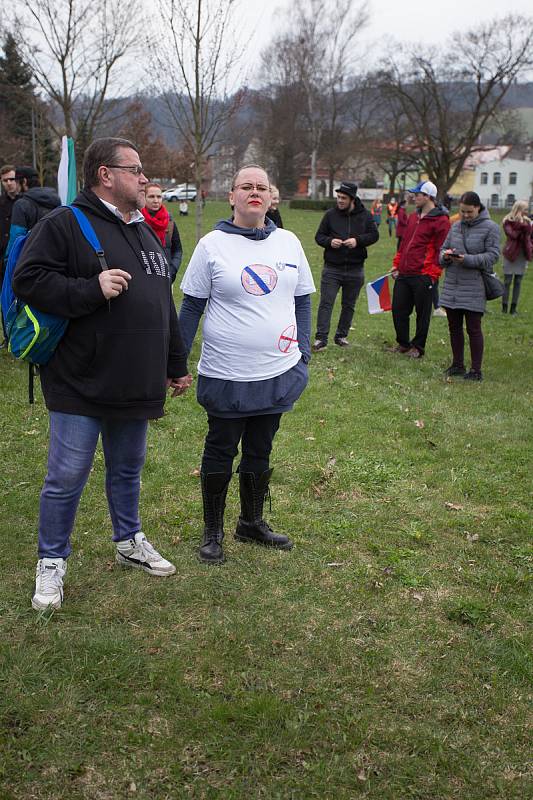 Pokojné shromáždění na podporu vedení Waldorfské školy Semily, která nepožaduje po dětech testování na Covid-19.