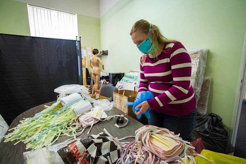 Dobrovolníci zásobili Polikliniku Železný Brod, místní obchody, roušky rozdávají i dalším potřebným.