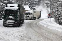 Harrachov - Desná, sníh a kamiony, které nemohou pokračovat v cestě