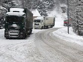 Harrachov - Desná, sníh a kamiony, které nemohou pokračovat v cestě