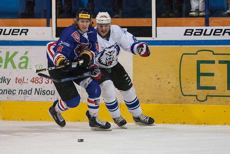 Zápas 40. kola 2. ligy ledního hokeje skupiny Západ se odehrálo 14. února na zimním stadionu v Jablonci nad Nisou. Utkaly se týmy HC Vlci Jablonec nad Nisou a HC Děčín. Na snímku vpravo je Tomáš Zeman.