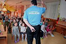 Během října a listopadu navštívil preventista jablonecké městské policie 14 mateřských škol ve městě.