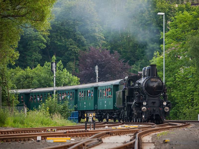 Do Tanvaldu dojela 100 let stará parní lokomotiva. Zůstane tu až do 3. července. 