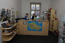Pracovnice turistického informačního centra Alena Matějková a Šárka Boučková si zvykají na nové prostory. 