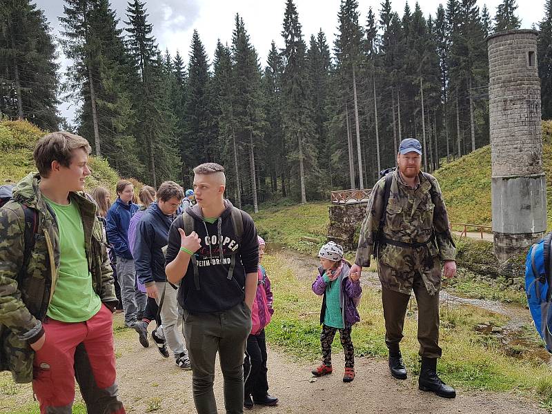 Na Pochod proti proudu vyrazili turisté k Protržené přehradě ze tří směrů: z Albrechtic, z Desné a lidé z Frýdlantska startovali ze Smědavy.