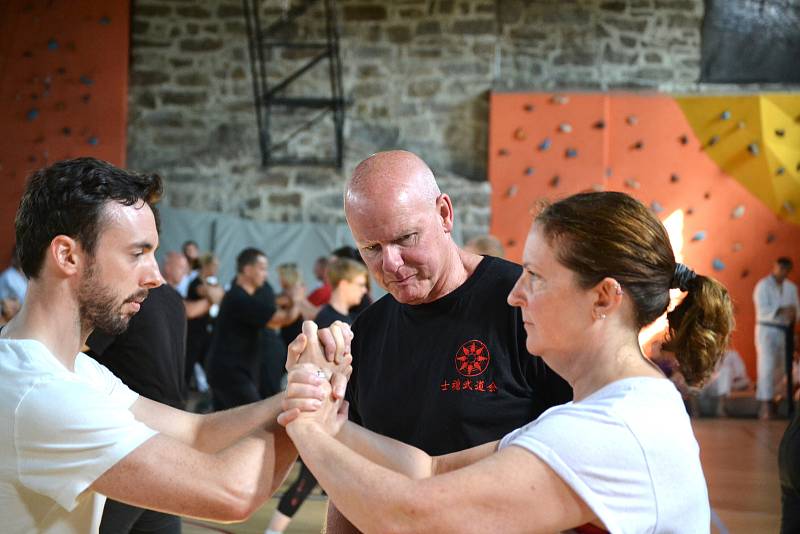 Dva věhlasní zahraniční mistři bojového umění, aikido a taichi, vedou sportovní kemp v nejvýše položené osadě Jizerských hor na Jizerce.