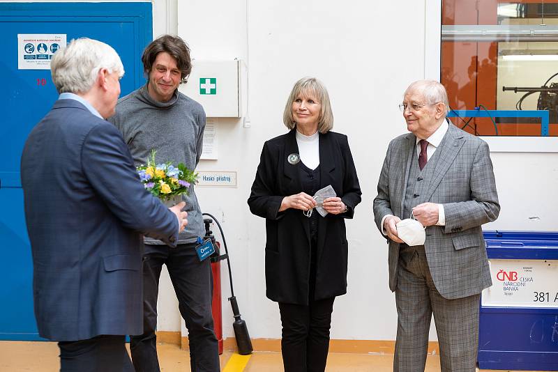 Jitka Molavcová a Jiří Suchý při ražbě první zlaté medaile z třídílné minisérie SEMAFOR připravené k blížícím se 90. narozeninám pana Suchého.