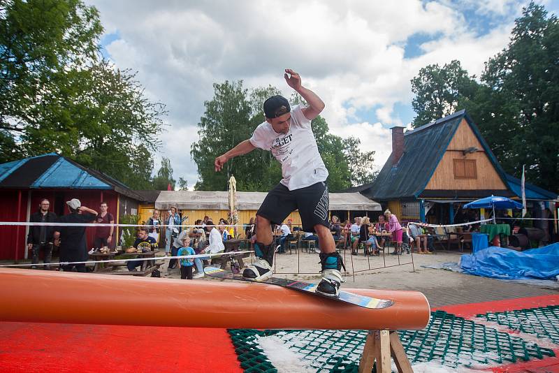 Další ročník oblíbené freestylové akce Jablonec Summer Jib proběhl 20. srpna v areálu Slunečních lázní v Jablonci nad Nisou. Závodníci na lyžích a snowboardu předvedli triky na překážkách na dovezeném sněhu.