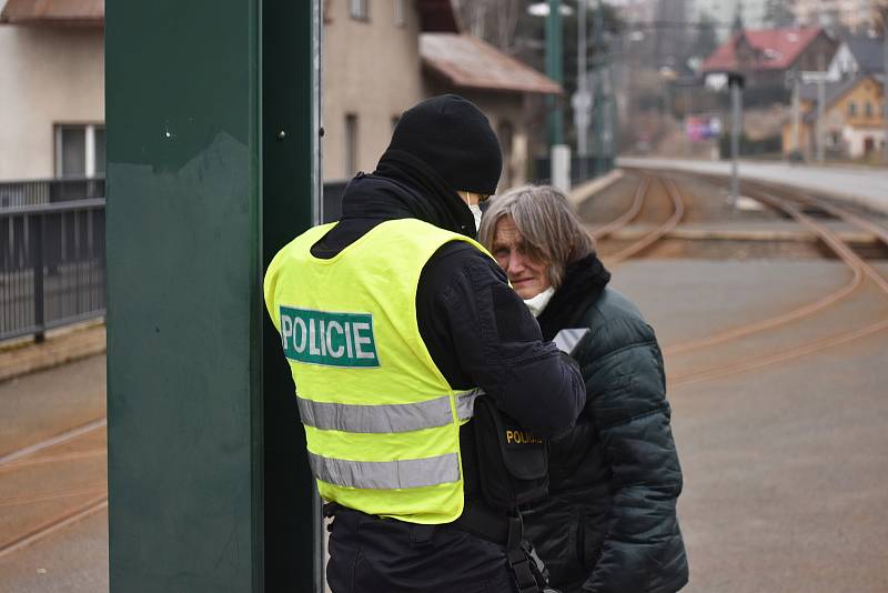 Policisté kontrolují cestující v Libereckém kraji.