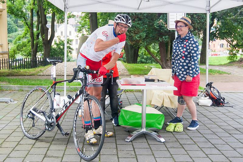 Pátý ročník nejdelšího cyklistického podniku v Česku, Metrostav Handy Cyklo Maraton, pokračoval 4. srpna. Pětidenního maratonu se účastní 42 čtyř nebo osmi členných týmů, které musí zdolat v limitu 111 hodin trasu o délce zhruba 2222 kilometrů.