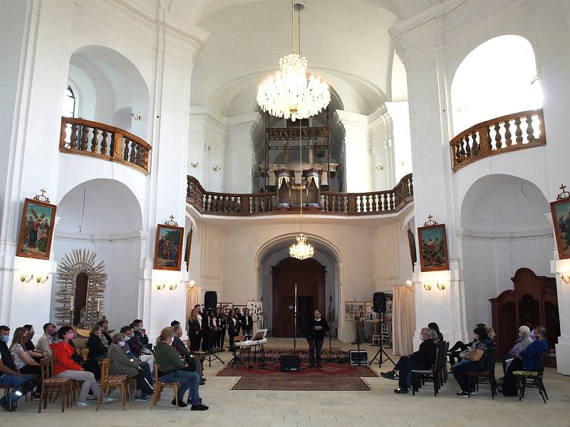 Spolek Michael zachraňuje a opravuje kostel svatého Archanděla Michaela ve Smržovce. I tady shánějí peníze pomocí sbírky.