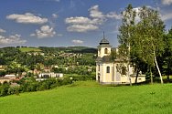 Jeden z nejkrásnějších výhledů na malebné údolí Jizery, v němž se rozkládá Železný Brod, je od tamního kostelíka sv. Jana Nepomuckého Na Poušti.
