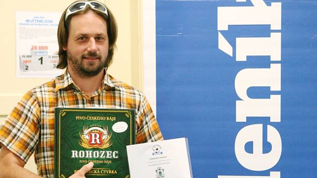 Vítěz jarní fotbalové tip ligy, Martin Makovec z Plavů, si odnesl permanentku FK Jablonec a rohozecké pivo.