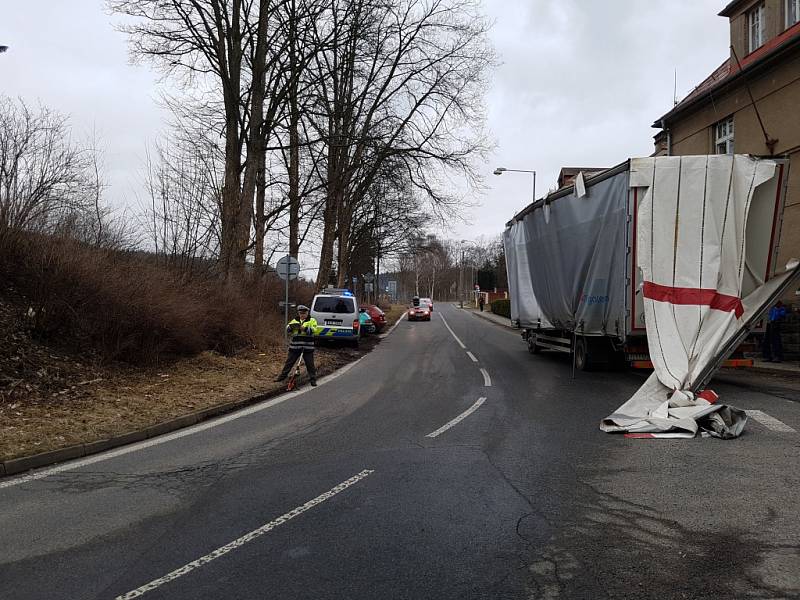 Řidič kamionu se netrefil pod železniční most v jablonecké ulici SNP, nerespektoval dopravní značení upozorňující na výšku mostu.