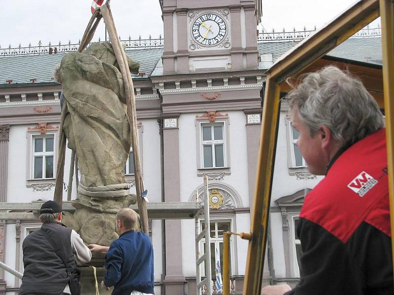 Odvoz sochy Panny Marie z Brodu.