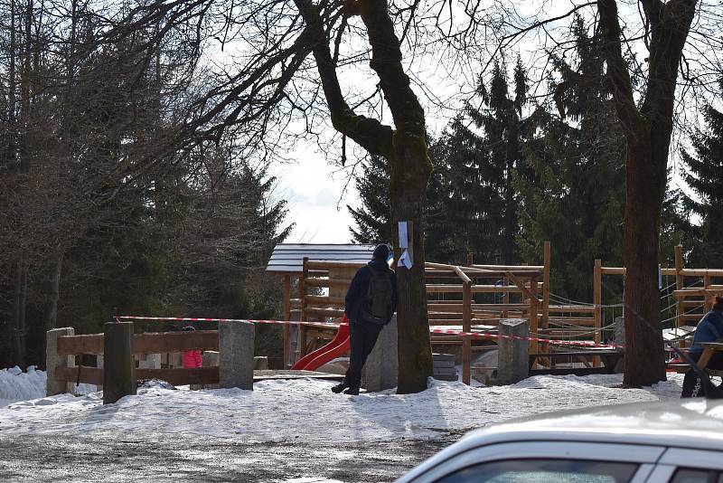 Policejní hlídky kontrolovaly o víkendu pohyb osob po Libereckém kraji. Sobota 6. března