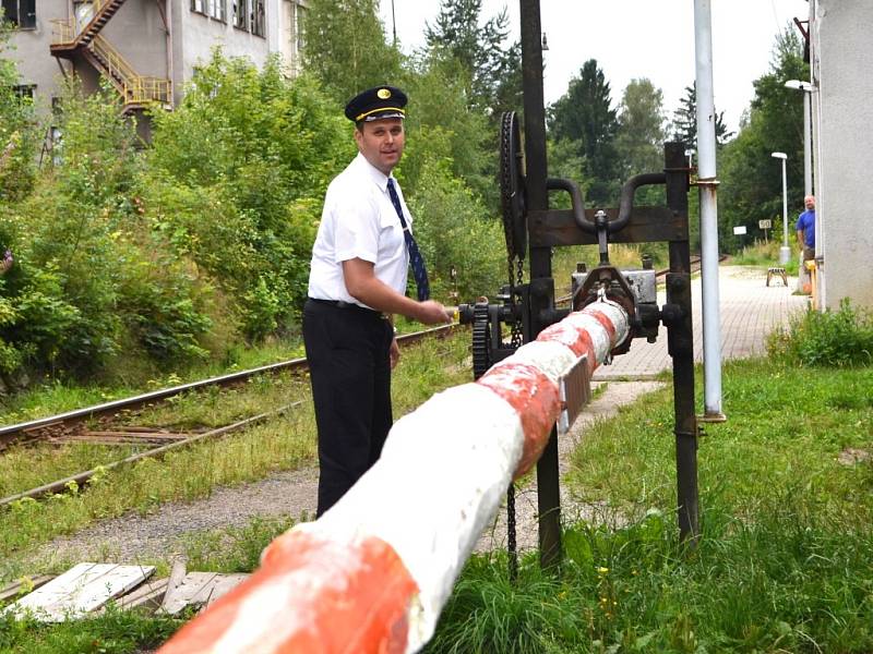 Poslední možnost vidět v Jablonci mechanické závory u vlakové trati mají lidé na paseckém nádraží. Chystá se zde modernizace, kdy „klasika“ bude vyměněna za nové, plně automatické závory, které nebudou potřebovat lidskou obsluhu. Celá akce začne 5. srpna