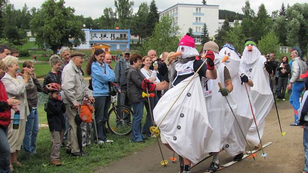 PRASOLOPPET 2011. Nejrychleji si počínal obhájce titulu z roku 2010 Honza Hásek s časem 17 minut.Některý trvala cesta o notný kus déle, ale o to více pobavili diváky. 