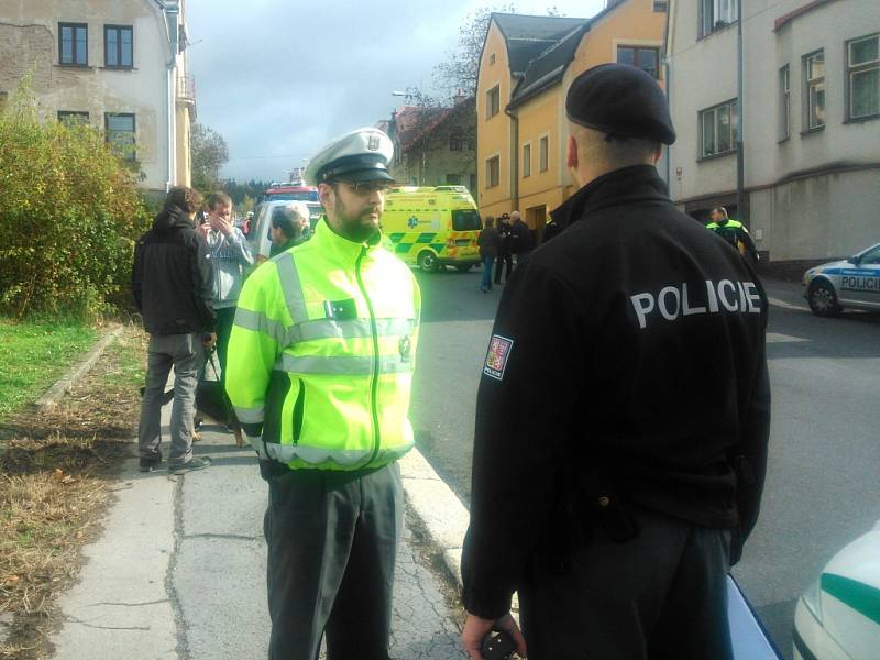 Vrtulník přistál přímo na křižovatce. Spolu se dvěma sanitkami, lékařským vozem, hasiči, policisty a strážníky zasahovali záchranáři při  nehodě v Mánesově ulici, kde došlo ke střetu dvou aut. Jednoho z řidičů na místě resuscitovali.