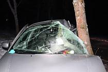 Řidič na Semilsku narazil v noci do stromu, nehoda si vyžádala těžká zranění.