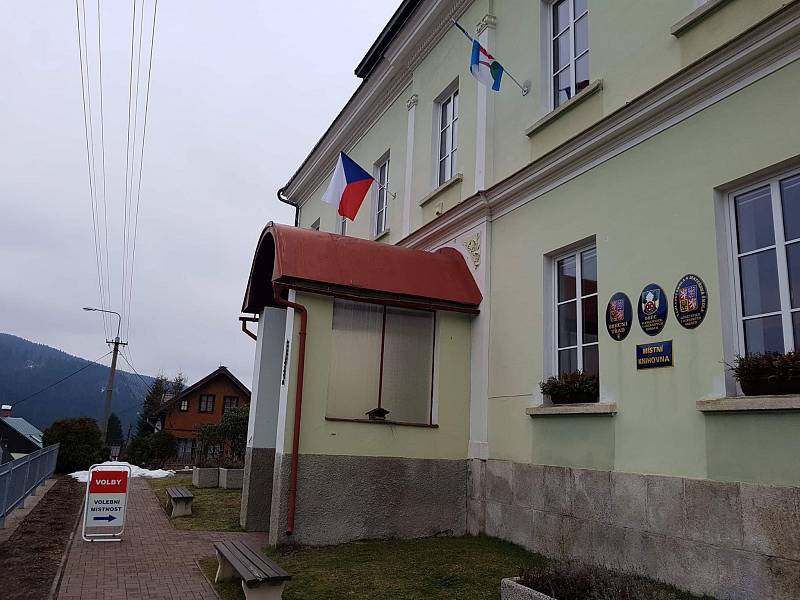 Volební místnost v Albrechticicích v Jizerských horách.