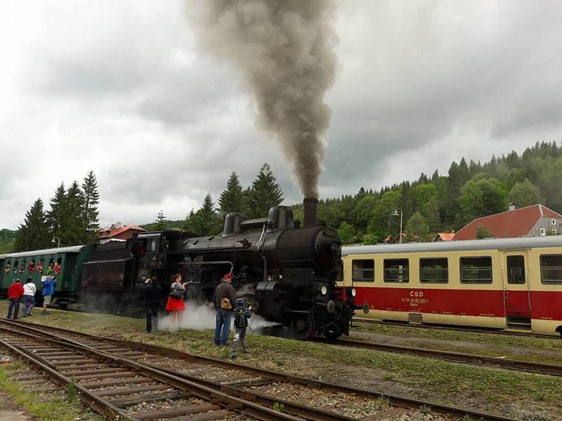 Parní lokomotiva Sedma jezdila o víkendu na trati Kořenov Harrachov. 