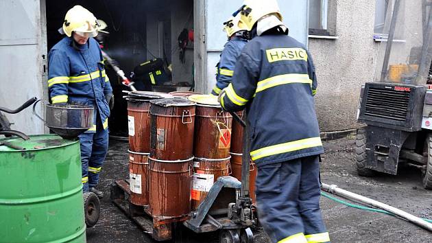 Většinu dalších barelů s hořlavými kapalinami, které byly připraveny k likvidaci, se podařilo vyvézt před rozšířením požáru. 